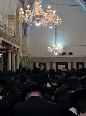 הגה"צ אלימלך בידערמאן שליט"א ביי האמירת תהילים מיט גרויס התעוררות ביי קברי אבות הק' און ביים מערת המכפלה אין חברון.