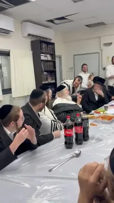 ווערט געזען כ"ק אדמו"ר מספינקא דונולו שליט"א מיטן בעל מנגן בנצי שטיין ביים זינגען דעם ניגון 'אדון הכל' וואס איז ארויס געקומען ביים יארצייט פון הרה"ק ר' הערשעלע מספינקא זצ"ל וואס האט מחבר געווען דעם ניגן.