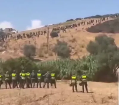 צענדליגע ארעסטירט בשעת אימיגראנטן פרובירן נאכאמאל אריבערצוקראסן דעם טויטליכן סעוטא גרעניץ.