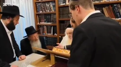 ווידעא פון די באזוך פון הרב מלכיאל קוטלר ביי כ"ק גאב"ד ירשלים שליט"א, ווי שוין ברייט באריכטעט דא אויף 'א בליק'.