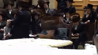בחצר הקודש בעלזא האט מען געזינגען ביים זאגן הבדלה דעם באקאנטן ניגון פון "אדון הסליחות", וויבאלד ביי די עדות המזרח פאנגט מען היינט אן צו זאגן סליחות.