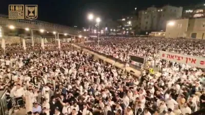 ווידעאס פון די סליחות יעצט מוצאי שבת ביים כותל מיט טויזענטער עדות המזרח און ספרדים וועלכע הייבן היינט אן כמנהג הספרדים.