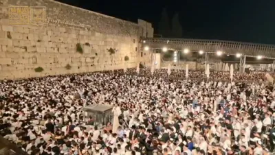 ווידעאס פון די סליחות יעצט מוצאי שבת ביים כותל מיט טויזענטער עדות המזרח און ספרדים וועלכע הייבן היינט אן כמנהג הספרדים.