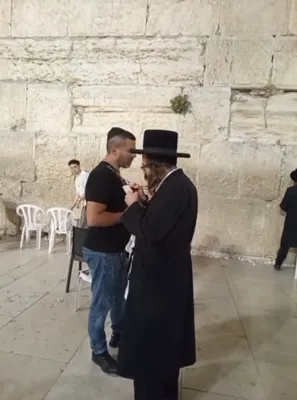 'א בליק' באמערקט דעם באקאנטע ר' ישראל מויזעס נעכטן ביים כותל, ביים שרייבן א קוויטל פאר א איד, מען זאל האבן געפויעלט אלעס גוטס.