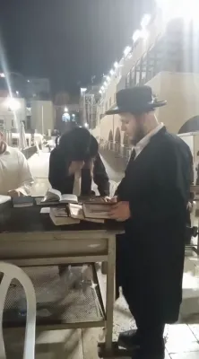 'א בליק' באמערקט דעם באקאנטע ר' ישראל מויזעס נעכטן ביים כותל, ביים שרייבן א קוויטל פאר א איד, מען זאל האבן געפויעלט אלעס גוטס.