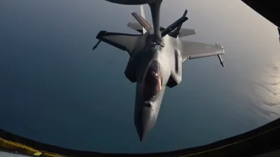 אמעריקאנער לופט מאכט אין אקציע: אן F-35A פליגער באקומט א קריטישע 'מיד-עיר ריפועלינג' העכערן מיטל מזרח.
