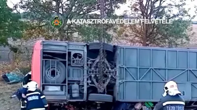 טראגעדיע: 12 טויטע ווען א רויטע טוריסטן באס האט זיך איבערגעדרייט אין אונגארן.