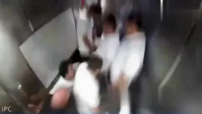 שרעקליכע עקסידענט: אן איבערגעלאדענטע עלעוועיטער טראסקעט אראפ 50 פוס אין רוסלאנד און צעשמעטערט די פיס פון פיר מענער.