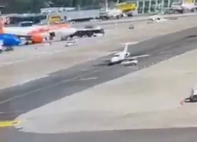 ווידיאו ווייזט ווי א גראונד טראק קראכט אריין אין א פליגער ביים לינאטע עירפארט.