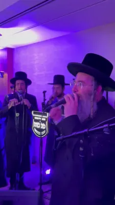 א שיינע מעמד ווי עס האט געזינגען יענקי דאסקאל באגלייט מיט די מלכות קווייער.