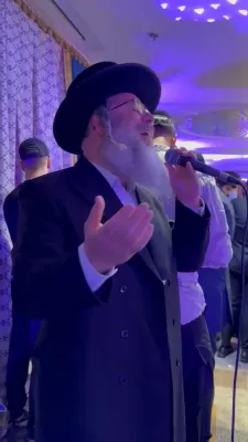 א שיינע מעמד ווי עס האט געזינגען יענקי דאסקאל באגלייט מיט די מלכות קווייער.