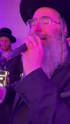 א שיינע מעמד ווי עס האט געזינגען יענקי דאסקאל באגלייט מיט די מלכות קווייער.