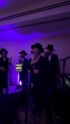 א שיינע מעמד ווי עס האט געזינגען יענקי דאסקאל באגלייט מיט די מלכות קווייער.