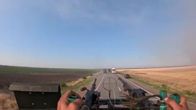 אויפגעכאפט אויף קעמרע: א רוסישע טראק קאנוווי עפנט א שיסעריי אויף א דראון