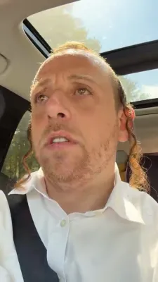 'א בליק' דערשמעקט שראלי גרין ביים אויסהערן די נייע סינגל פון זיין נייע קאמפעטישן שראלי בן חיים גרין, וואס טאטע און זון האבן נעכטן ארויסגעגעבן, ווי ברייט באריכטעט.