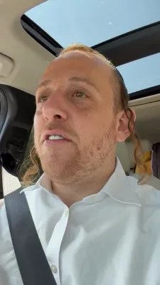 'א בליק' דערשמעקט שראלי גרין ביים אויסהערן די נייע סינגל פון זיין נייע קאמפעטישן שראלי בן חיים גרין, וואס טאטע און זון האבן נעכטן ארויסגעגעבן, ווי ברייט באריכטעט.
