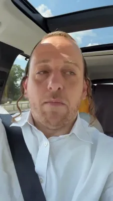 'א בליק' דערשמעקט שראלי גרין ביים אויסהערן די נייע סינגל פון זיין נייע קאמפעטישן שראלי בן חיים גרין, וואס טאטע און זון האבן נעכטן ארויסגעגעבן, ווי ברייט באריכטעט.
