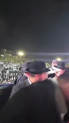 טויזענטער בני הישיבות פון ארצינו הקדושה האבו זיך נעכטן נאכט צוזאמען גענומען און בית שמש פאר א גראנדיעזן מעמד אין שפיץ פון די גדולי הדור.