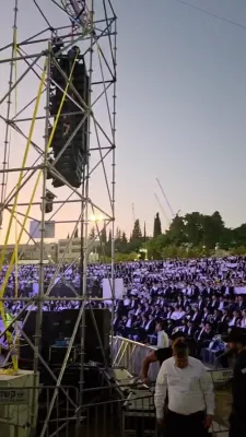 טויזענטער בני הישיבות פון ארצינו הקדושה האבו זיך נעכטן נאכט צוזאמען גענומען און בית שמש פאר א גראנדיעזן מעמד אין שפיץ פון די גדולי הדור.