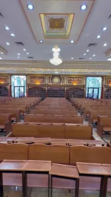 כאפט 'א בליק' פונעם סצענע ווען עס ווערן געפענט די טויערן פון ישיבה עטרת שלמה און הונדערטער בחורים שטראמען אריין צי כאפן א גוטן זיץ פארן נייעם זמן.