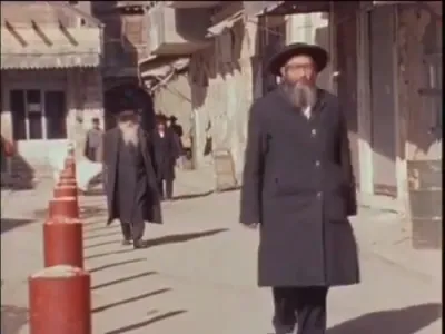 'א בליק' לייגט די האנט אויף א היסטארישע ווידעא וואס שווימט ארויף פון א גאס אין מאה שערים און די שטיבאלאך, כאפט 'א בליק'.