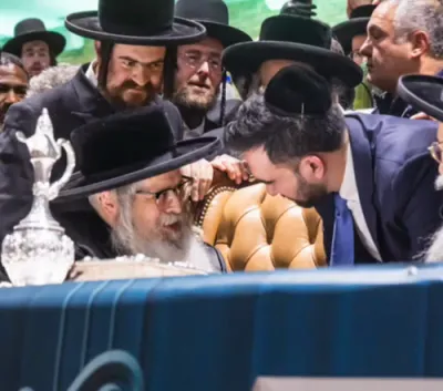 כ"ק אדמו"ר מסאטמאר שליט"א אטאקירט די העצערייען קעגן דעם ניו יארקער מעיאר.