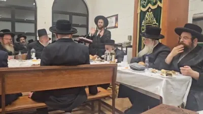 אבד"ק סיגוט שליט"א ביים סעודת הילולא פון כ"ק הרה"ק ייטב לב זי"ע אין קרית ויואל משה מאנסטיסעלאו.