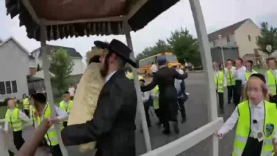 שיינע הכנסת ספר תורה געווארן אויפגעשפילט אין סאטמאר דעי קעמפ אין לעיקוואוד