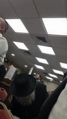 'א בליק' פאסט אויף ווי כ"ק אדמו"ר מאקאווע שליט"א ביים זאגן סליחות היינט מיט די ספרדים.