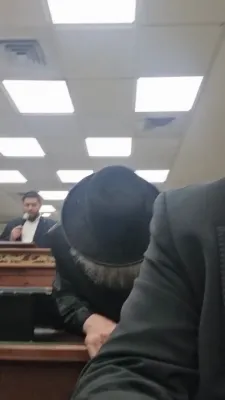 'א בליק' פאסט אויף ווי כ"ק אדמו"ר מאקאווע שליט"א ביים זאגן סליחות היינט מיט די ספרדים.