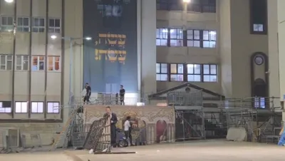 העפטיגע צוגרייטונגען צום שמחת נשואי נכד כ"ק אדמו"ר מוויזניץ שליט"א אין קרית וויזניץ.