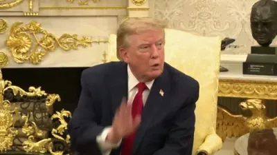 גאר אומפארשעמט: טראמפ שטעלט א סי ען ען רעפארטער אויפן פלאץ אין אוועל אפיס.
