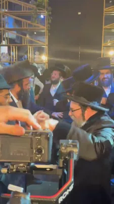 כ"ק אדמו"ר מסקולען ירושלים שליט"א באשיינט די חתונה פונעם זון פון באקאנטן חב"ד נגיד אלי שלוסברג