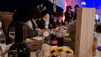 כ"ק אדמו"ר מצאנז קלויזענבורג שליט"א וועלכע איז ציגאסט די טעג אין ארץ ישראל ביי א רייכע שבע ברכות פון אחד מתומכי המוסדות