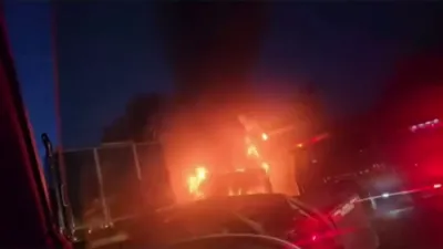 א מעקסיקאנער טור באס איז ארויף אין פלאמען אויף א קאליפארניע הייוועי, איבערלאזנדיג איין טויט.