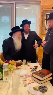 הגאון הצדיק רבי מרדכי שטיינער שליט"א באזוכט אין הויז פון שר העסקנים אין ניו יארק דער נגיד הרב אברהם יעקב פרידמאן, וואו ער האט אויסגעטיילט האניג לקראת דעם קומענדיגן ראש השנה, און אנגעוואונטשן יעדן איינעם מיט א כתיבה וחתימה טובה.