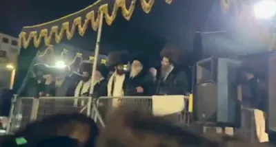 ערשטע ווידעא פון די ריקודים סוף פונעם מעמד החופה בחצרות סקווירא - זוועהיל - מודז'יץ - ליז'ענסק - זוטשקא - האלמין. דער זיידע כ"ק האדמו"ר מסקווירא שליט"א פירט יעצט טיש לרגל די שמחה בביתו נאוה קודש מיט אן ענגע צאל מקורבים
