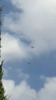מעכטיגע מיליטערישע שריט: מדינת ישראל פירט אריבער אפעטשי העליקאפטערס קיין צפון אין א פאראויס-געפלאנטע אקציע.