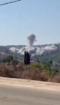 מדינת ישראל אטאקירט טעראר צילן: מאסיווע אויפרייס טרייסלט אויף א חיזבאללה דארף אין דרום לבנון.
