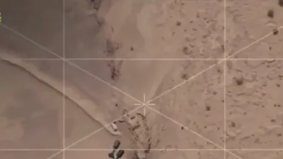 שוידערליכע ווידעא: תימן ווארפט באמבעס פון דראונס אויף הוטי פאזיציעס אין א מאסיווע עסקאלאציע.