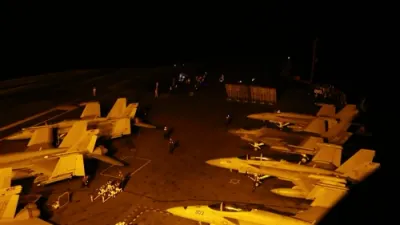 קריגס-שיף ווארענונג: אמעריקאנער קעריער פארשטערקערט אפעראציעס אינעם אראבישן ים.
