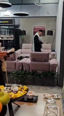 יואלי לאנדא ווערט באמערקט דורך 'א בליק' אין א אש להבה'דיגע פלאם אינמיטן דאווענען היינט.