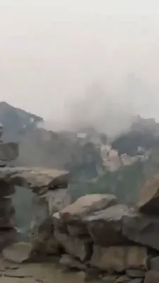 דראמאטישע דורכפאל: א הוטי מיסיל קראכט נעבן די ארויסשיס ארט אין די תימן'ע בערג.