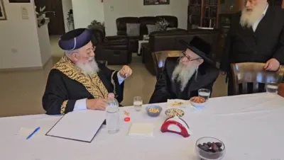 כ"ק אדמו"ר מצאנז קלויזענבורג שליט"א ביי א באזוך ביי זיין צייטווייליגן שכן, דעם ראשון לציון הרב שלמה משה עמאר שליט"א.