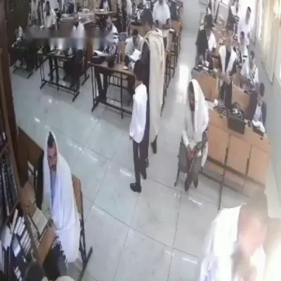 קרית מלאכי: מאן פאלט חלשות אינמיטן דאווענען אין שול - דערנעבנדיגער הצלה מעמבער ראטעוועט זיין לעבן