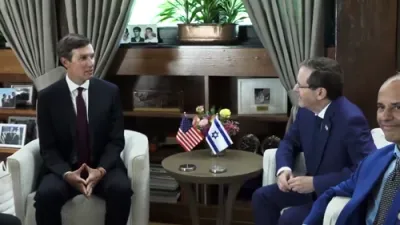 יצחק הערצאג טרעפט זיך מיט קושנער און מלאדענאוו בשעת די נעקסטע פאזע אין עזה פארמירט זיך.