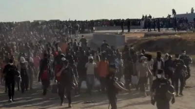 גרעניץ דורכפאל: סעוטא פלאצירט אימיגראנטן אין צייטווייליגע שעלטערס נאך א מאסיווע גרעניץ אריבערגאנג פון מאראקא.
