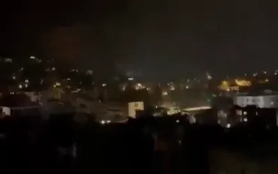 טעראר אינפראסטרוקטור: צה"ל פירט דורך שווערע לופט אטאקעס אויף סטראטעגישע בערג אין דרום לבנון צו פארניכטן די חיזבאללה געפאר.