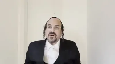 א הערליכע מעשה "פון הגה"ק בעל המגלה עמוקות זי"ע" - דורך הרב אליהו שווארץ ביים שיעור עמוד היומי 'דרשו' מסכת יומא דף נו