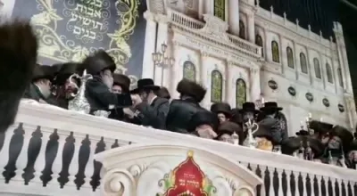 'א בליק' דערשנאפט א ווידעא פון כ"ק אדמו"ר מסקולען מהרי"י זצ"ל ביים טאנצן מצוה טאנץ אויפן ניגון אוי אוי שבת.